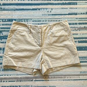 Size 6 khaki shorts. Good condition.
